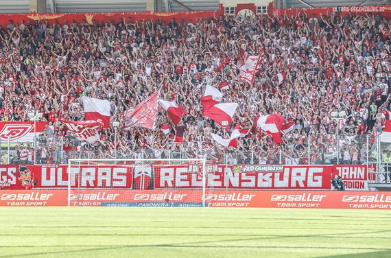 SSV Jahn Regensburg vs FC St. Pauli (3-1)